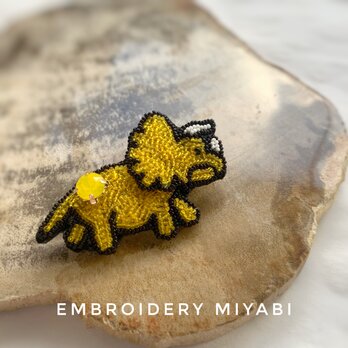 恐竜　トリケラトプスのビーズ刺繍ブローチ　　イエロー　～リュネビル刺繍～の画像