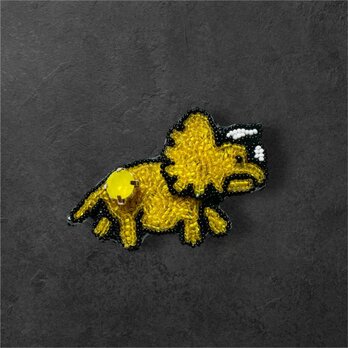 恐竜　トリケラトプスのビーズ刺繍ブローチ　　イエロー　～リュネビル刺繍～の画像