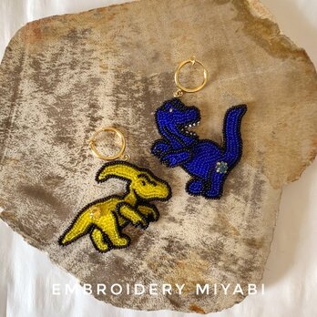 恐竜　ティラノサウルスとトリケラトプスのビーズ刺繍イヤリング　ブルー×イエロー　(リュネビル刺繍)の画像