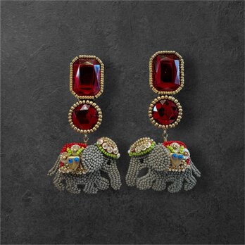 インドゾウのビーズ刺繍ピアス　赤とゴールド　(リュネビル刺繍)　の画像
