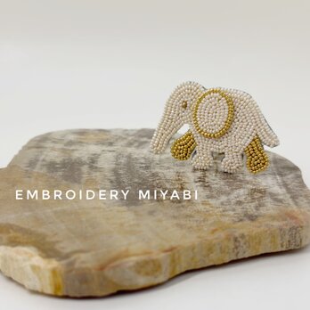 ぞうのビーズ刺繍ブローチ　クリーム×ゴールド　(リュネビル刺繍)の画像