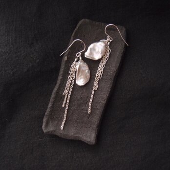 【SV】Petal Pearl × Chain Earrings／花びらパール×チェーン フックピアス（Gray）の画像