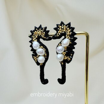 再販　アレルギー対応　タツノオトシゴの淡水パールピアス　Black×Gold　(リュネビル刺繍)の画像