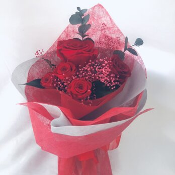 プリザーブドフラワー赤い薔薇5輪のふんわり花束（花束ラッピング）の画像