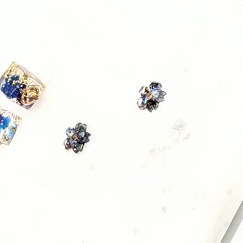 小さなブルー螺鈿の花のピアスイヤリング1815の画像