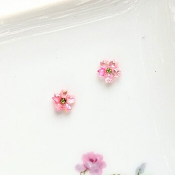 小さなピンク螺鈿の花のピアスイヤリング1816の画像