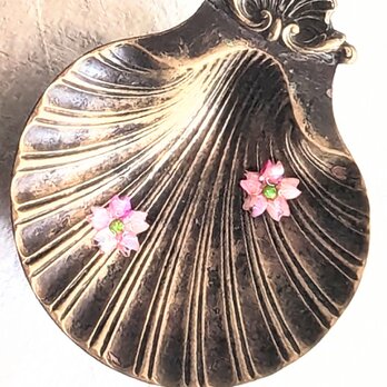小さなピンク螺鈿の花のピアスイヤリング1816の画像