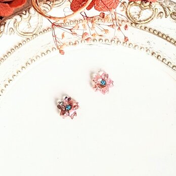 小さな濃いピンク螺鈿の花のピアスイヤリング1817の画像