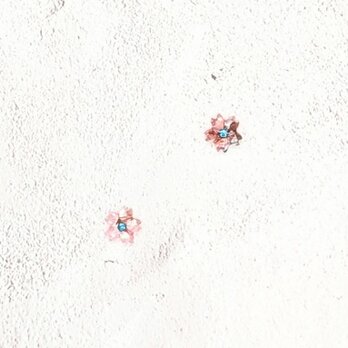 小さな濃いピンク螺鈿の花のピアスイヤリング1817の画像