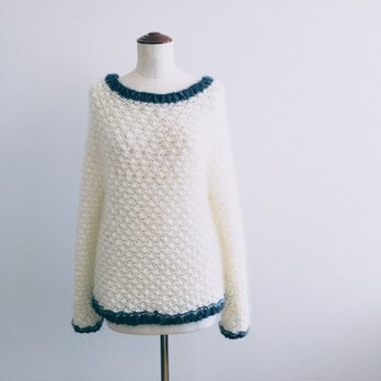 『新色・受注製作』キッドモヘアのベリー柄のセーター　スレートブルー×オフホワイト　キャメルの画像