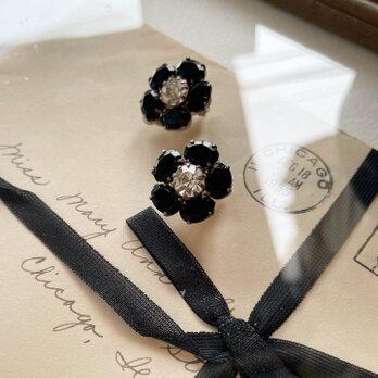 Black glass flower earringの画像