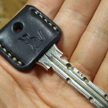 猫刻印のキーカバー　サドル黒ｘベージュ