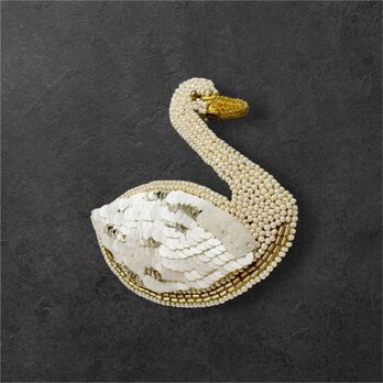 スワンのビーズ刺繍ブローチ　クリーム×ゴールド　(リュネビル刺繍)　の画像