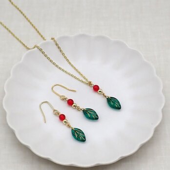 クリスマスカラーの葉っぱビーズネックレス＆ピアス／イヤリングセットの画像