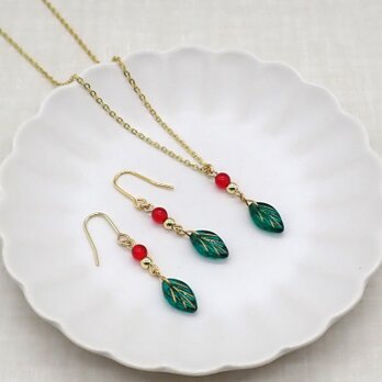 クリスマスカラーの葉っぱビーズネックレス＆ピアス／イヤリングセット
