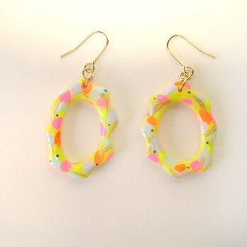 もくもくピアス（イエローベースのカラフルドット）