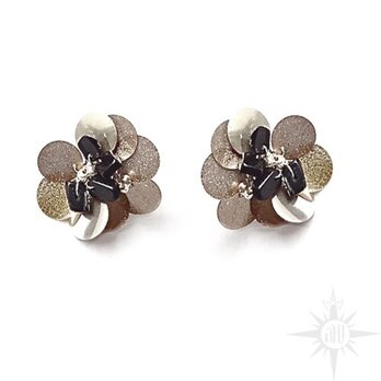 flower stud earringの画像