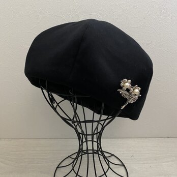 TOPI 光沢ブラックウールのベレー帽（ブローチ付き）の画像