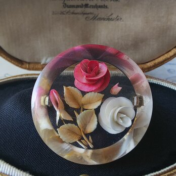 ヴィンテージ　マゼンダと白の薔薇 ルーサイト製ブローチ（約40.5㎜）の画像