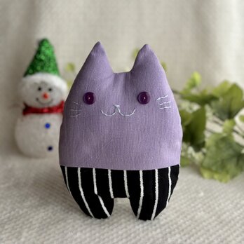 紫の猫のぬいぐるみ「ふにゃ〜た」の画像