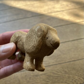 木製彫刻犬の画像