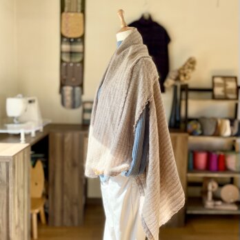 手織りの「着るストール」［モヘアベージュ］の画像