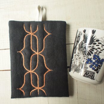 アイヌ刺繍の鍋つかみ　リネンの黒に柔らかなオレンジ糸の画像