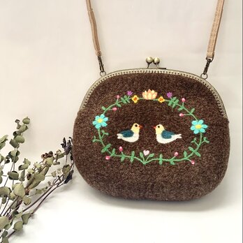 鳥とお花の羊毛刺繍ポシェット（ブラウン）の画像