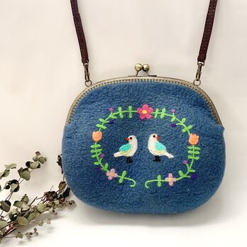 鳥とお花の羊毛刺繍ポシェット（ブルー）の画像