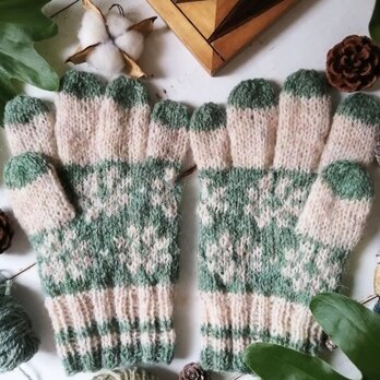 やわらかな緑の花模様編み５本指手袋の画像