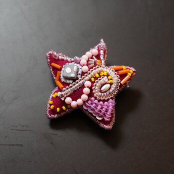 クリスマスオーナメントにも　ビーズ刺繍のとても軽い星のブローチ 1　ピンクの画像