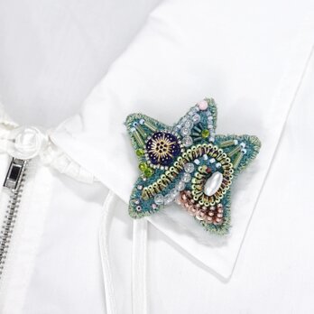 クリスマスオーナメントにも　ビーズ刺繍のとても軽い星のブローチ 3　グリーン