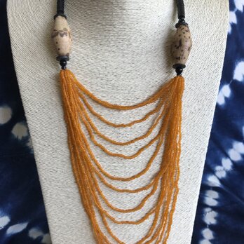 collier orange オレンジ色のネックレスの画像