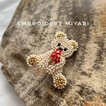 赤い花束を持った小さなテディベアのビーズ刺繍ブローチ　(リュネビル刺繍)　の画像