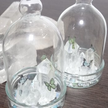 ガラスドーム付き　エポキシ樹脂(レジン)製・クリスタルと蝶たちのオブジェの画像