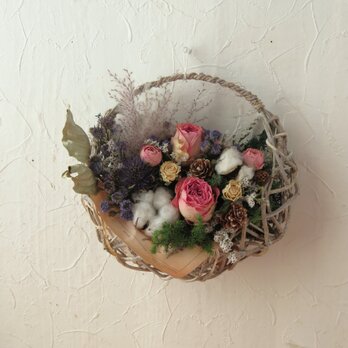 サンタさんが作った花籠リースの画像