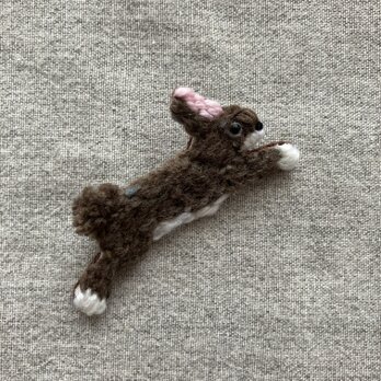 飛ぶ野ウサギ（茶）＊ブローチ