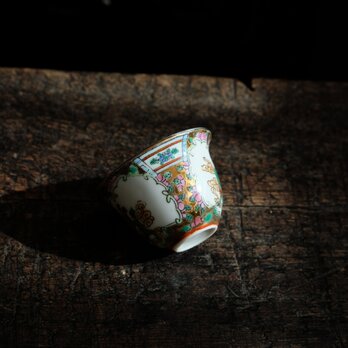 麒麟に乗る唐子◆中国産　花文色絵金彩小ぶり猪口　茶杯　器　シノワズリ　チャイナレトロの画像