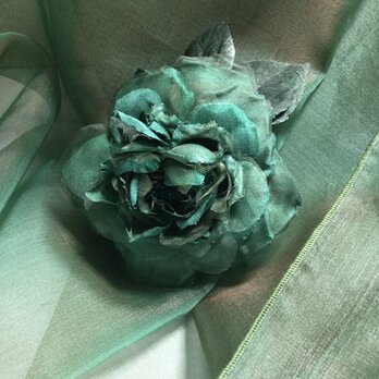 コサージュ3輪付きグリーン本絹シャンブレーオーガンディストールの画像