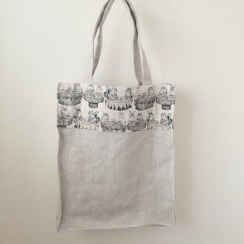 リネンの紙袋風トートバッグ（ウサギとリスのお茶会）の画像