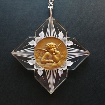 1930年代 Gold天使 ／ Lucite-Flower（約7×7㎝）　ネックレスの画像