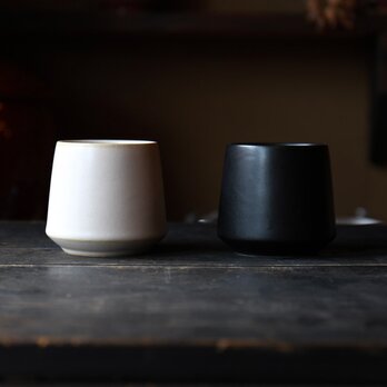 【お茶やコーヒー、スープにも】山淳製陶所さんのつくる富士山型湯呑み・200cc・白・黒セットの画像