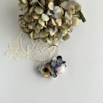 耳飾り「魔女の庭に咲く紫陽花」の画像
