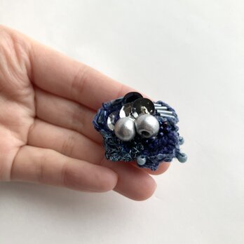 ちいさなブローチ "blueberry flower"の画像