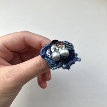 ちいさなブローチ "blueberry flower"の画像