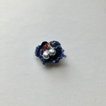 ちいさなブローチ "blueberry flower"
