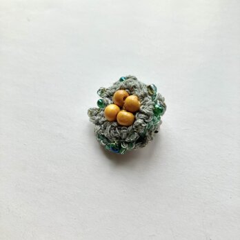 ちいさなブローチ集" tea time" osmanthus 金木犀　くすみグリーンの軽いブローチ