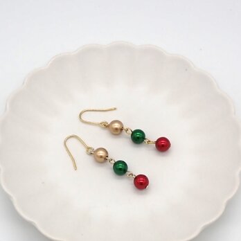 クリスマスカラーの３粒パールピアス／イヤリングの画像