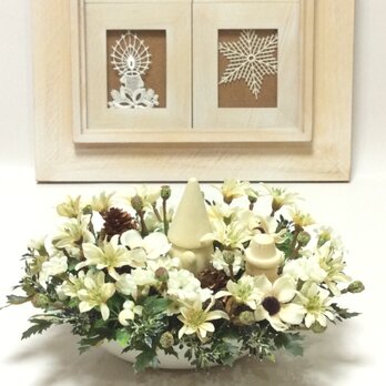 北欧の白いクリスマスのアレンジメント  （造花、クリスマス、北欧、小人、雪だるま、）の画像
