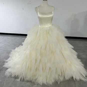 豪華！アイボリー ウエディングドレス 柔らかく重ねたチュールスカート 花嫁/前撮りの画像